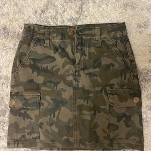 Green camo skirt, size xs never worn
